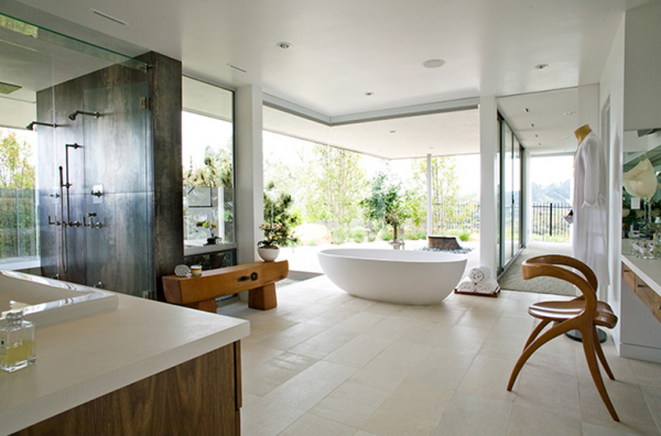 Kamar mandi dengan tata letak terbuka dan langit-langit kaca